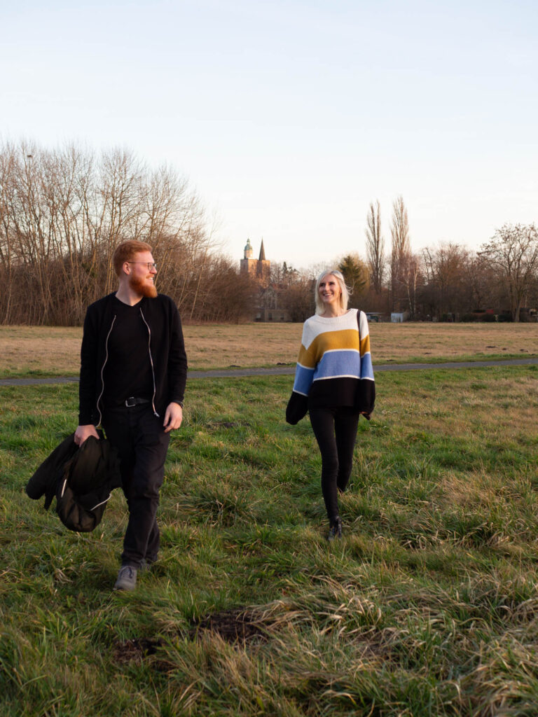 Zwei Freunde laufen auf Wiese