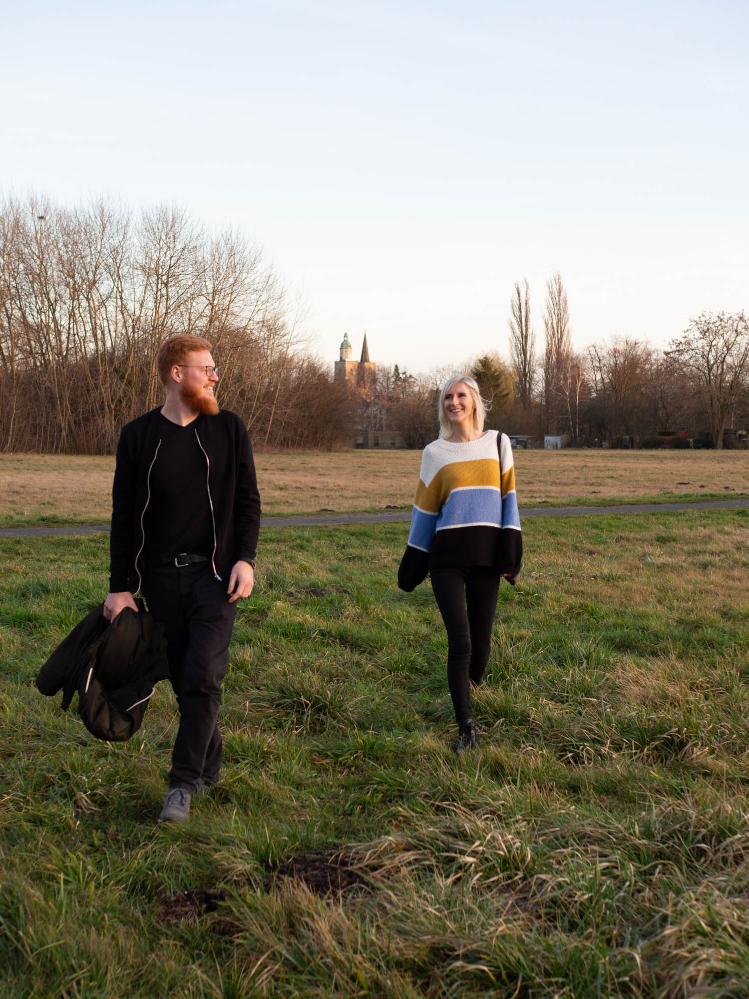 Zwei Freunde laufen auf Wiese