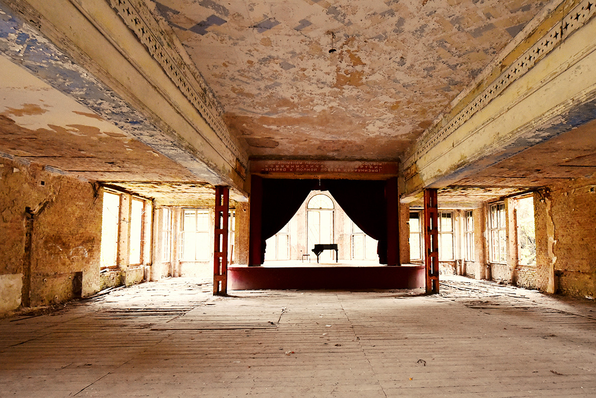 Klavier in einem großen Raum mit Bühne