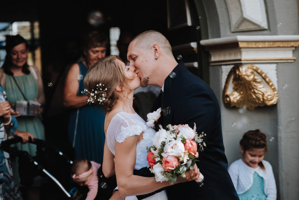 Brautpaar küssend vor dem Standesamt in Erfurt