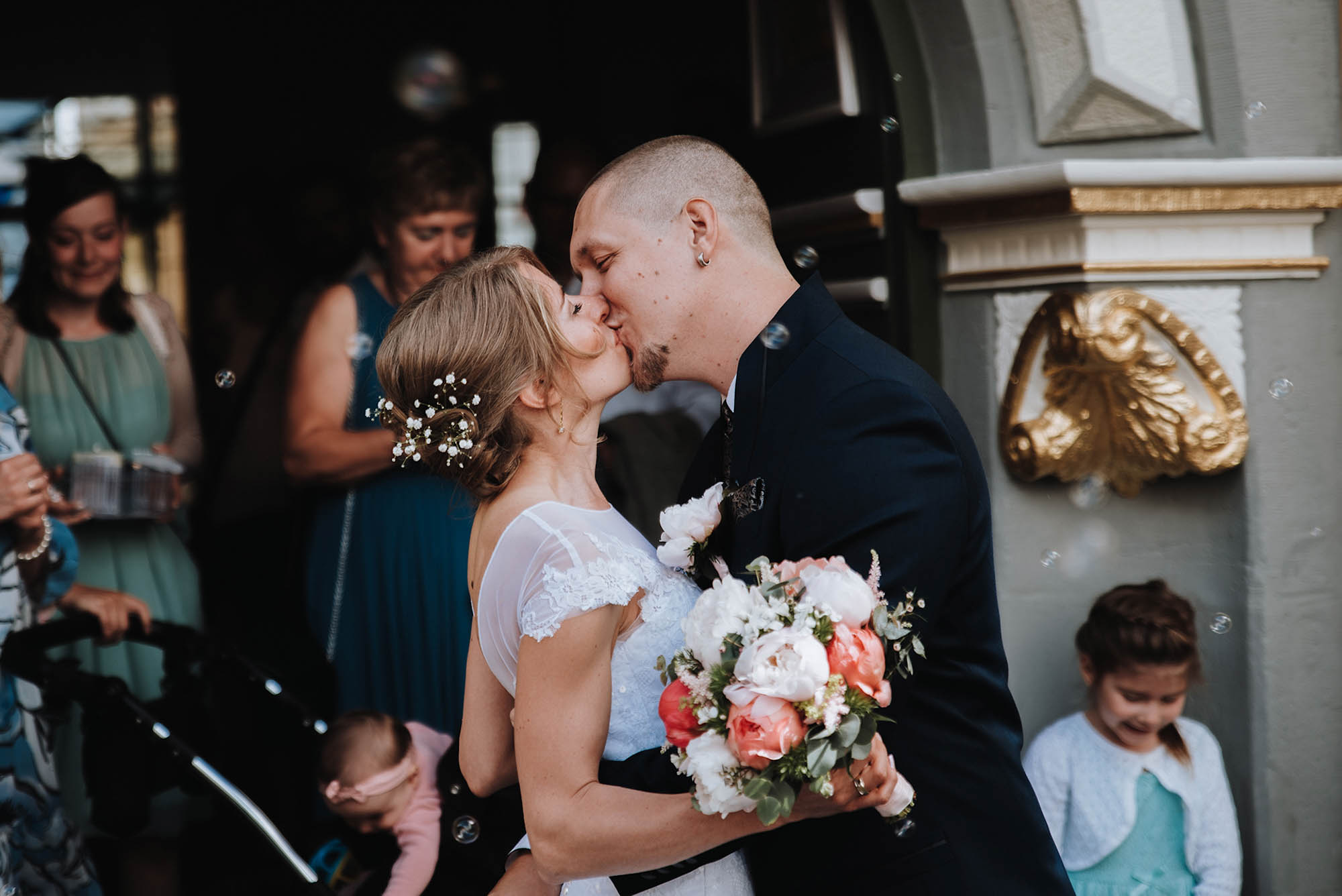 Brautpaar küssend vor dem Standesamt in Erfurt