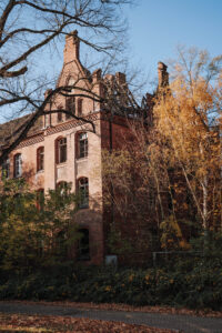 Alte leerstehende Kaserne an einem Herbsttag