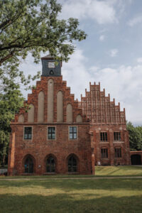 Klosteranlage mit Zackendächern