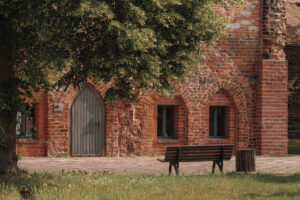 Kloster mit einer Bank an einem Sommertag
