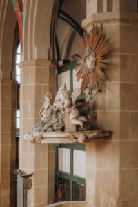 Skulptur in einer Kirche