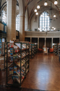 Bibliothek in einer Kirche