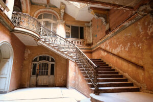 Imposante Treppe in einem verlassenen Gebäude