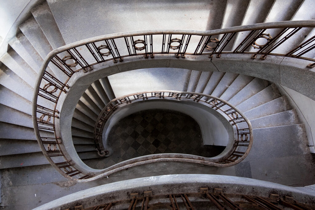 Imposante Wendeltreppe in einem verlassenen Gebäude