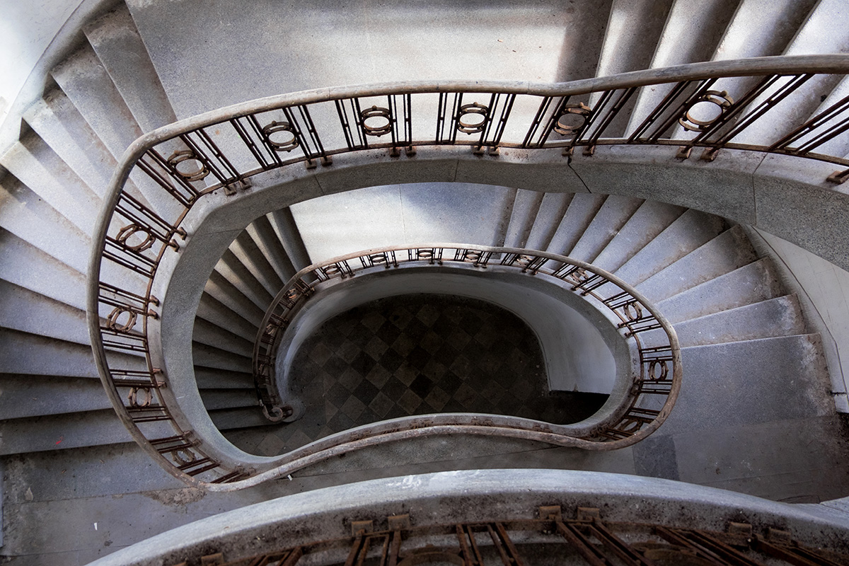 Imposante Wendeltreppe in einem verlassenen Gebäude
