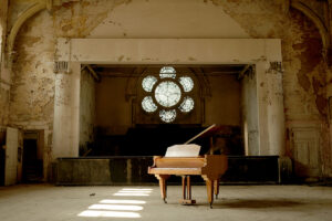 Klavier in einem großen Saal eines verlassenen Gebäudes